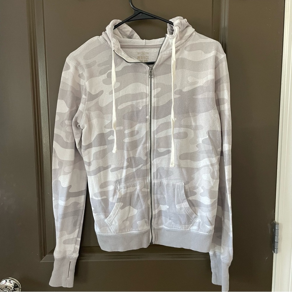 SO Perfect Zip-Up Hoodie in Gray Camo Size Medium